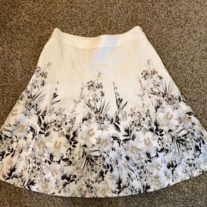 Beautiful White House Black Market skirt size 8